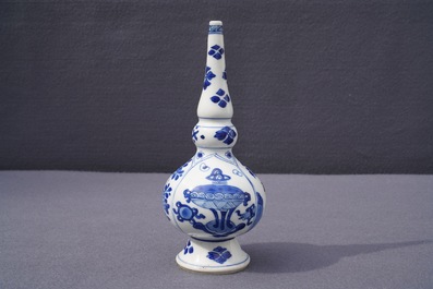 Un aspersoir en porcelaine de Chine bleu et blanc pour le march&eacute; islamique, Kangxi