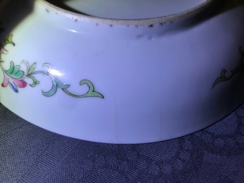 Une paire d'assiettes en porcelaine de Chine famille rose &agrave; d&eacute;cor millefleurs, marque et &eacute;poque de Jiaqing