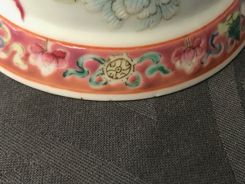 Six bols en porcelaine de Chine c&eacute;ladon et une paire de bols sur supports pour le march&eacute; Peranakan ou Straits, 19&egrave;me