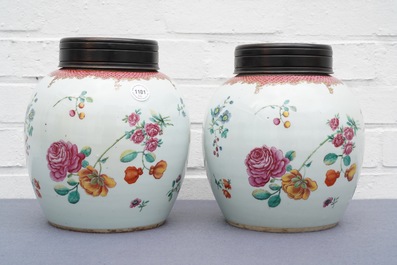 Une paire de pots en porcelaine de Chine famille rose &agrave; d&eacute;cor floral, Qianlong