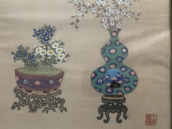 Drie Chinese schilderijen op zijde: &lsquo;Antiquiteiten met bloemen&rsquo;, 19e eeuw