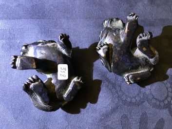 Une paire de poids de rouleau et un sceau en bronze en forme de lions, Chine, Ming et 18&egrave;me