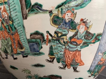 Een grote Chinese famille verte vissenkom met verhalend decor, 19e eeuw