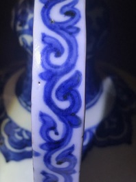 Une verseuse en porcelaine Arita de Japon en bleu et blanc, Edo, 17&egrave;me