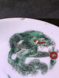 Een collectie Chinese famille rose theepotten, penselenbekers en borden, 19/20e eeuw