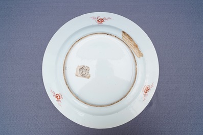 Une paire de plats en porcelaine de Chine famille rose &agrave; d&eacute;cor de chevaux, Yongzheng/Qianlong