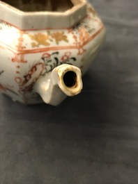 Quatre th&eacute;i&egrave;res et verseuses en porcelaine de Chine famille rose et bleu et blanc, Kangxi/Qianlong