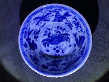 Six tasses et soucoupes en porcelaine de Chine bleu et blanc et c&eacute;ladon, Kangxi