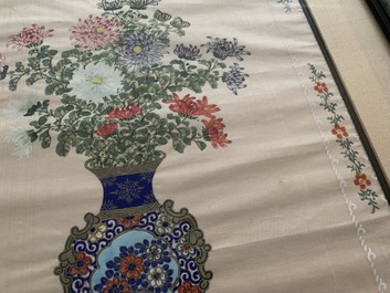 Trois peintures chinoises sur soie: 'Antiquit&eacute;s aux fleurs', 19&egrave;me
