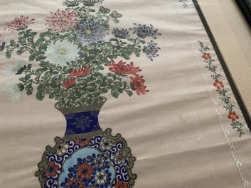 Drie Chinese schilderijen op zijde: &lsquo;Antiquiteiten met bloemen&rsquo;, 19e eeuw