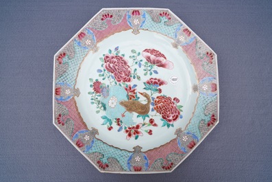 A large octagonal Chinese famille rose charger with a goose, Yongzheng/Qianlong