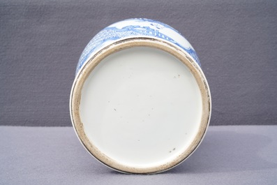 Een Chinese blauwwitte vaas met onsterfelijken, Kangxi