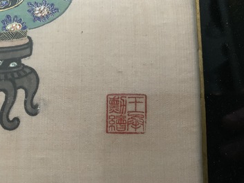 Trois peintures chinoises sur soie: 'Antiquit&eacute;s aux fleurs', 19&egrave;me