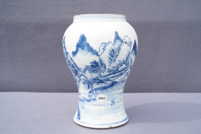 Un vase en porcelaine de Chine bleu et blanc &agrave; d&eacute;cor d'un paysage, Kangxi