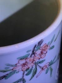 Un pot &agrave; pinceaux en porcelaine de Chine famille verte, Kangxi