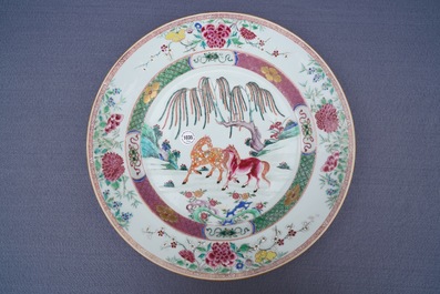 Une paire de plats en porcelaine de Chine famille rose &agrave; d&eacute;cor de chevaux, Yongzheng/Qianlong