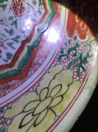Un plat en porcelaine de Chine famille verte et une assiette monochrome verte, Kangxi
