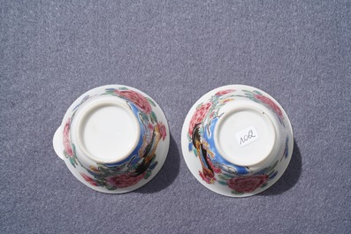 Une paire de tasses et soucoupes en porcelaine de Chine famille rose, Yongzheng/Qianlong