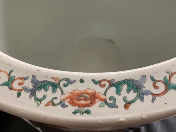 A large Chinese famille verte fish bowl with a narrative scene all-round, 19th C.