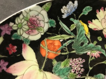 Une paire d'assiettes en porcelaine de Chine famille rose &agrave; d&eacute;cor millefleurs, marque et &eacute;poque de Jiaqing
