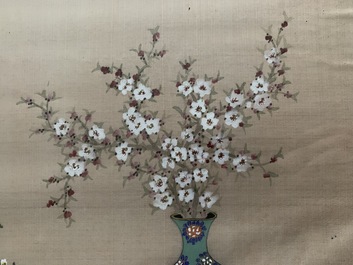 Trois peintures chinoises sur soie: 'Antiquit&eacute;s aux fleurs', 19&egrave;me
