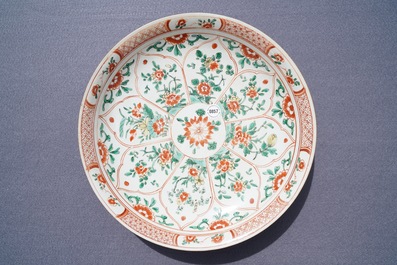 Un plat en porcelaine de Chine famille verte &agrave; d&eacute;cor floral, Kangxi