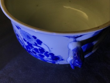 Une &eacute;cuelle couverte en porcelaine de Chine bleu et blanc, Kangxi
