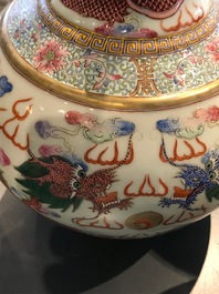 Une paire de vases en porcelaine de Chine famille rose &agrave; d&eacute;cor de dragon, marque et &eacute;poque de Guangxu