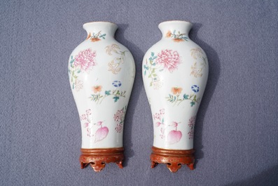 Une paire de vases d&rsquo;applique en porcelaine de Chine famille rose, marque de Qianlong, 19/20&egrave;me