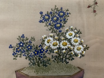 Drie Chinese schilderijen op zijde: &lsquo;Antiquiteiten met bloemen&rsquo;, 19e eeuw