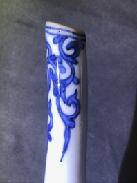 Une verseuse en porcelaine Arita de Japon en bleu et blanc, Edo, 17&egrave;me