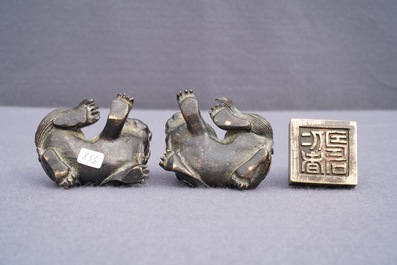 Een paar Chinese bronzen scrollgewichten en een zegel in de vorm van leeuwen, Ming en 18e eeuw