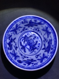 Six tasses et soucoupes en porcelaine de Chine bleu et blanc et c&eacute;ladon, Kangxi