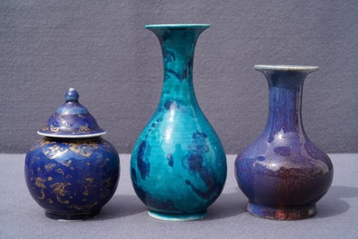 Trois vases en porcelaine de Chine monochrome et flamb&eacute;, Kangxi et 19&egrave;me