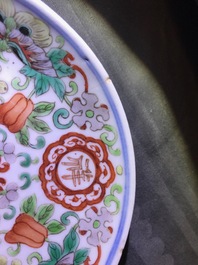 Une collection de th&eacute;i&egrave;res, pots &agrave; pinceaux et assiettes en porcelaine de Chine famille rose, 19/20&egrave;me