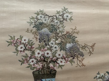 Trois peintures chinoises sur soie: 'Antiquit&eacute;s aux fleurs', 19&egrave;me