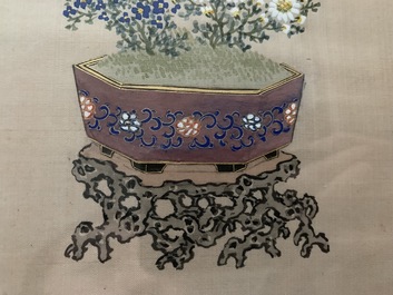 Trois peintures chinoises sur soie: 'Antiquit&eacute;s aux fleurs', 19&egrave;me