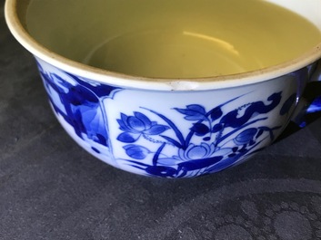 Une &eacute;cuelle couverte en porcelaine de Chine bleu et blanc, Kangxi