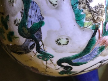 Un vase de forme bouteille en porcelaine de Chine famille verte sur fond bleu poudr&eacute;, 19&egrave;me