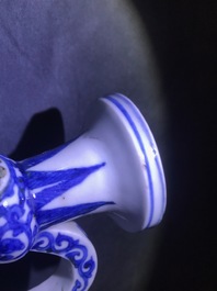 Une verseuse en porcelaine Arita de Japon en bleu et blanc, Edo, 17&egrave;me