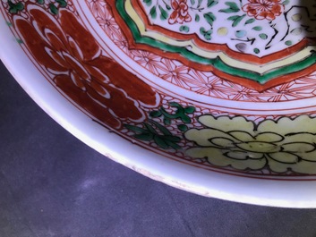 Een Chinese famille verte schotel en een monochroom groen bord, Kangxi