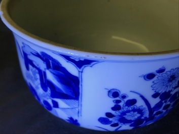 Een Chinese blauwwitte gedekselde papkom, Kangxi