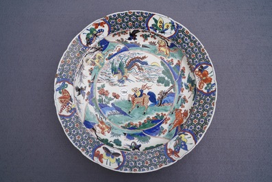 Un plat en fa&iuml;ence de Delft polychrome de style famille verte &agrave; d&eacute;cor d'animaux mythiques, 18&egrave;me