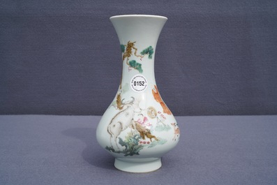 Un vase en porcelaine de Chine famille rose, marque de Qianlong, 19&egrave;me