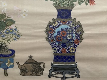 Drie Chinese schilderijen op zijde: &lsquo;Antiquiteiten met bloemen&rsquo;, 19e eeuw