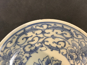 Deux assiettes et un bol en porcelaine de Chine bleu et blanc, Kangxi et 19&egrave;me
