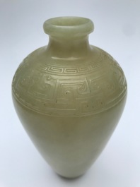 Un vase de forme meiping en jade sculpt&eacute; &agrave; d&eacute;cor en relief, Chine, 19/20&egrave;me