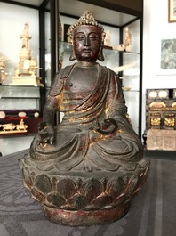 Twee Chinese vergulde en gelakt bronzen figuren van Mahakasyapa en Buddha Shakyamuni, Ming en later