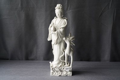 Un groupe en porcelaine blanc de Chine de Dehua figurant Magu avec un cerf, marque en creux, 18/19&egrave;me