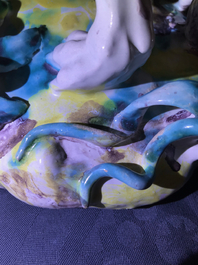 Une grande terrine en fa&iuml;ence de Bruxelles &agrave; d&eacute;cor d'un lion combattant un chien, 1&egrave;re moiti&eacute; du 18&egrave;me